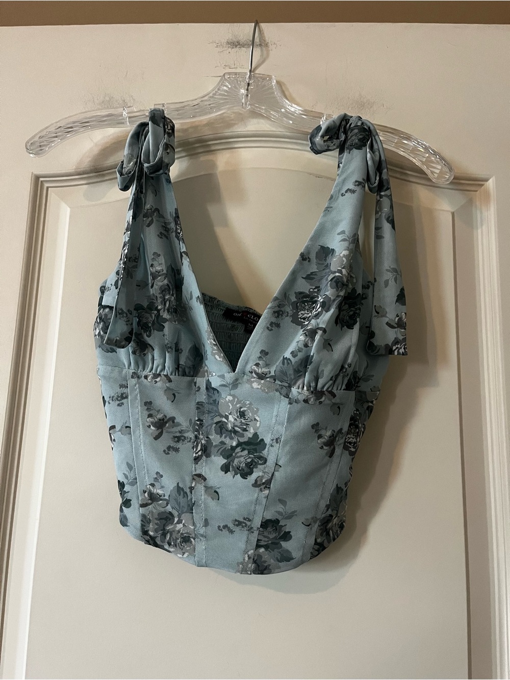 One Clothing Junior Floral Tie-Strap V-Neck Crop Top in Dusty Blue Size Med